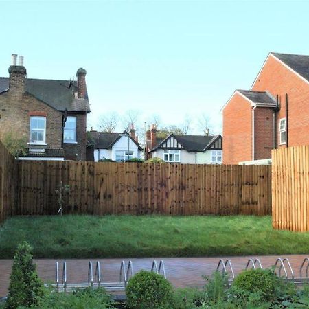Marvellous New Build 2 Bed Flat - 1 Ophelia Court Apartman Epsom Kültér fotó