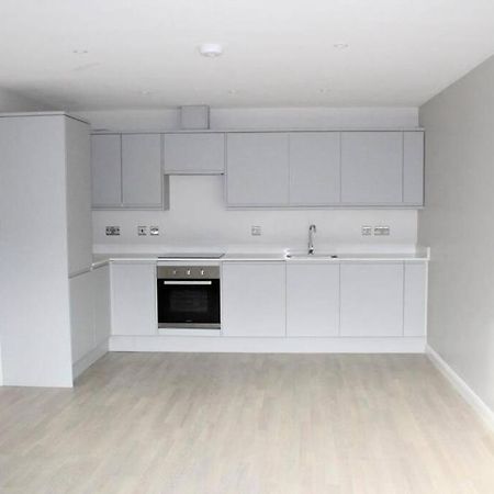 Marvellous New Build 2 Bed Flat - 1 Ophelia Court Apartman Epsom Kültér fotó