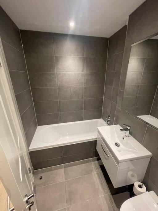 Marvellous New Build 2 Bed Flat - 1 Ophelia Court Apartman Epsom Kültér fotó