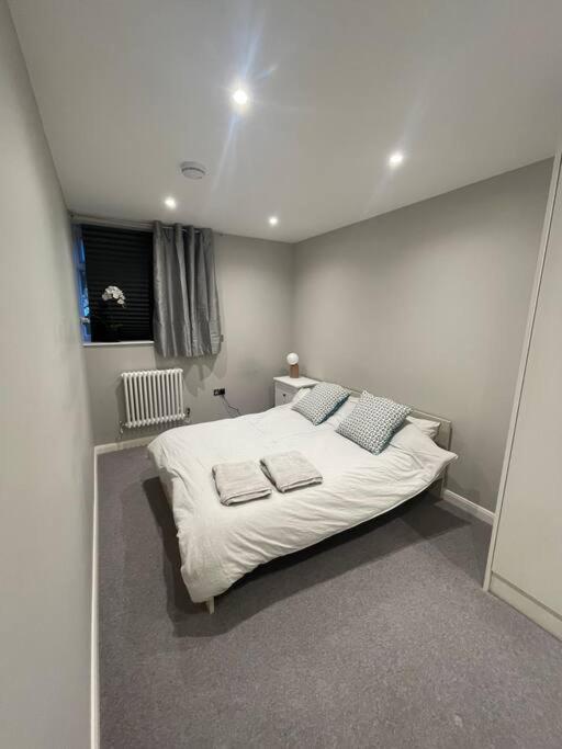 Marvellous New Build 2 Bed Flat - 1 Ophelia Court Apartman Epsom Kültér fotó