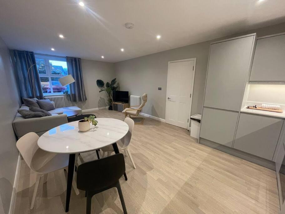 Marvellous New Build 2 Bed Flat - 1 Ophelia Court Apartman Epsom Kültér fotó
