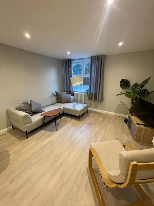 Marvellous New Build 2 Bed Flat - 1 Ophelia Court Apartman Epsom Kültér fotó
