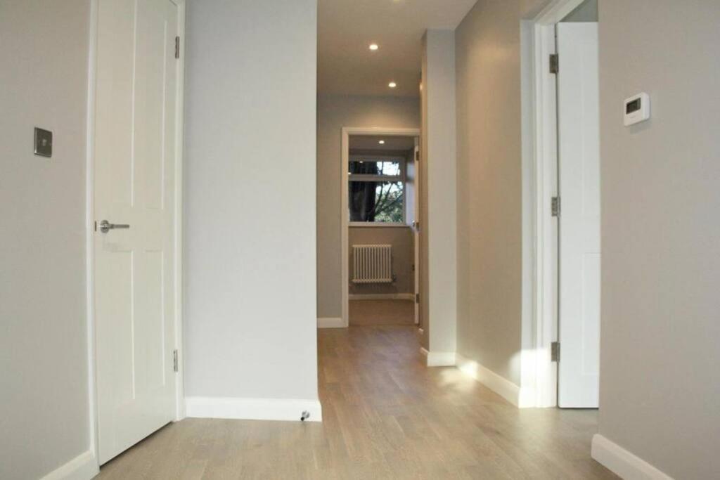 Marvellous New Build 2 Bed Flat - 1 Ophelia Court Apartman Epsom Kültér fotó