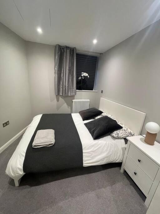 Marvellous New Build 2 Bed Flat - 1 Ophelia Court Apartman Epsom Kültér fotó