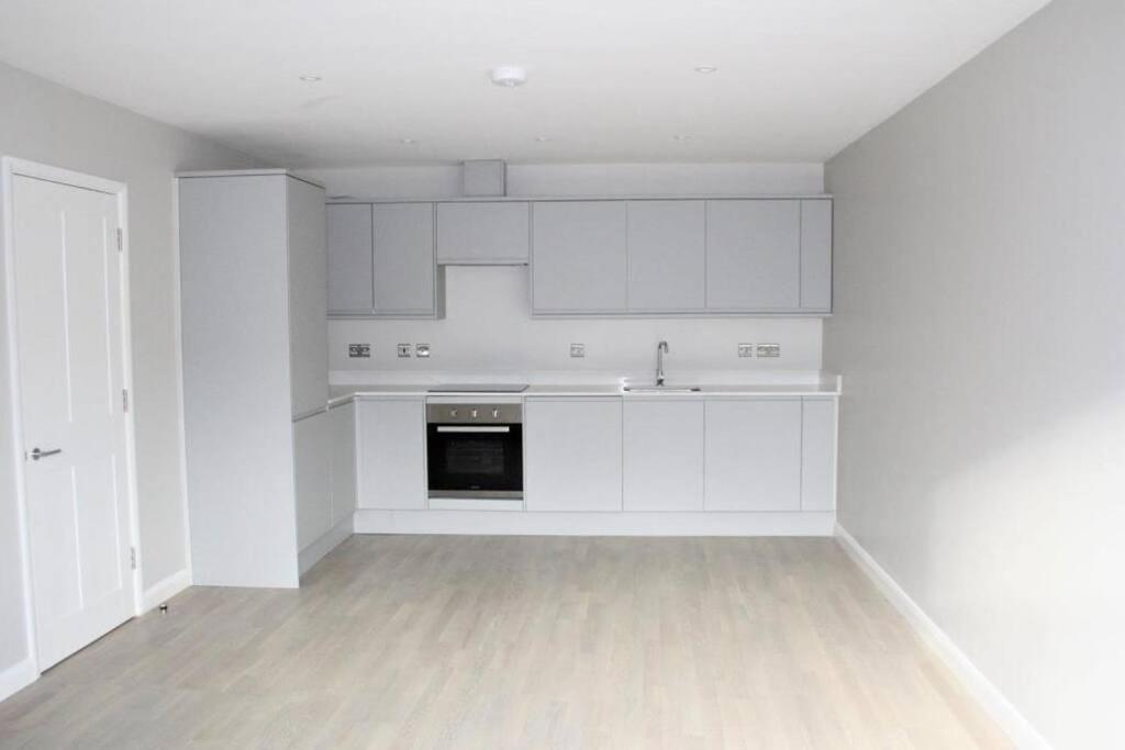 Marvellous New Build 2 Bed Flat - 1 Ophelia Court Apartman Epsom Kültér fotó