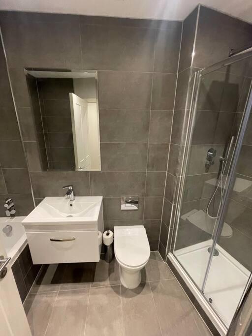 Marvellous New Build 2 Bed Flat - 1 Ophelia Court Apartman Epsom Kültér fotó