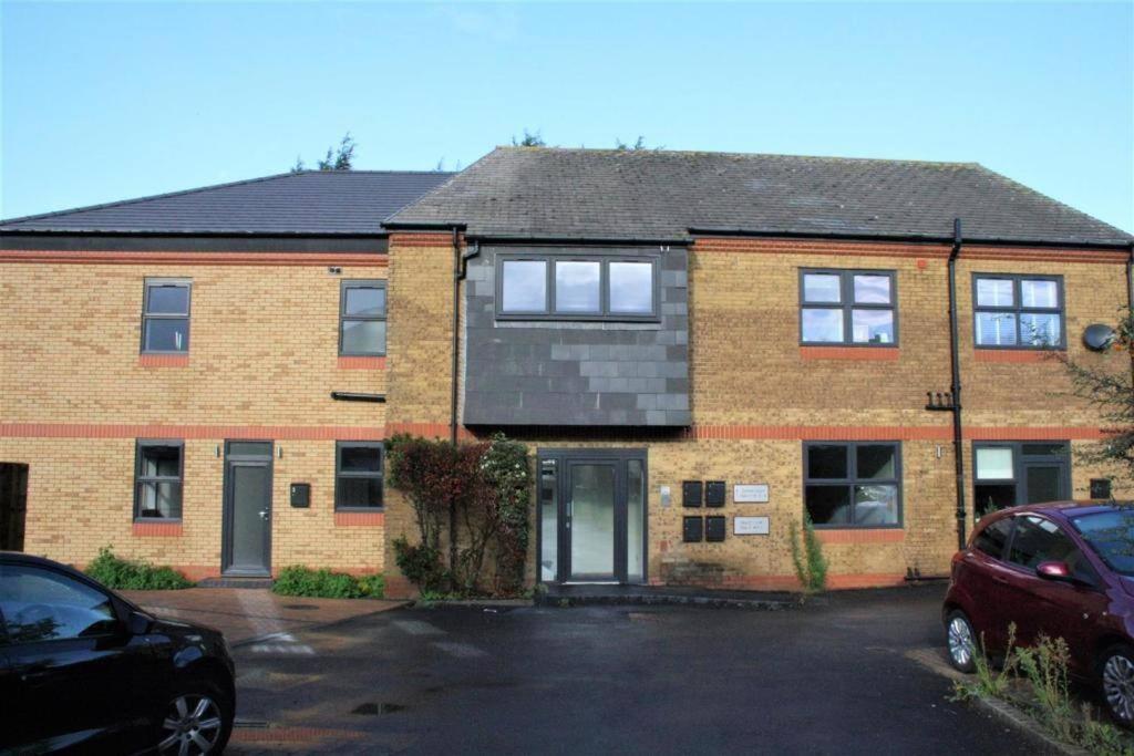 Marvellous New Build 2 Bed Flat - 1 Ophelia Court Apartman Epsom Kültér fotó